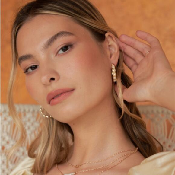 Elegant Gold Pearl Scalloped Hoop Earrings - Picture 5 of 12